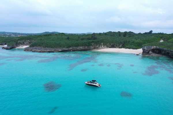 宮古島のビーチ沖に停泊するボート